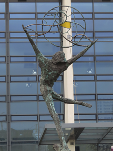 851356 Gezicht op de achterzijde van het bronzen beeldhouwwerk 'Circle of Life' van Jits Bakker uit 2013, voor de ...